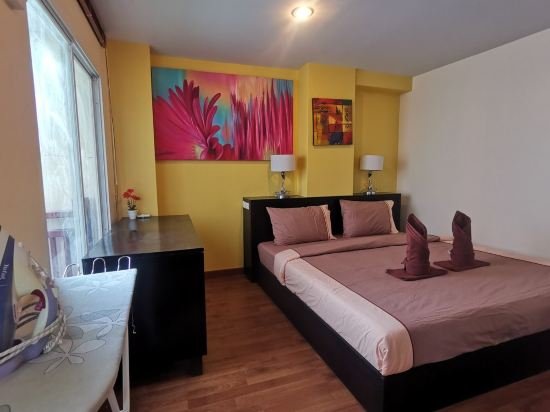 Кату: Floral Palm Spring 3 Bedroom