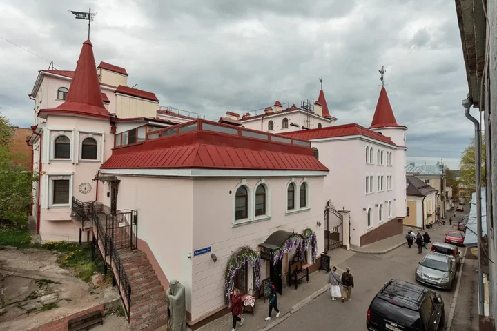 Выборг: Апартаменты J&N Apartments с камином и летней террасой в самом центре исторического Выборга Краснофлотская 1