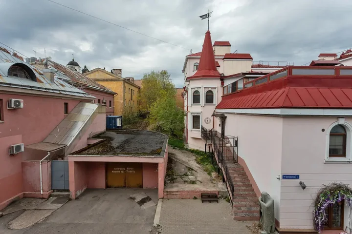 Выборг: Апартаменты J&N Apartments с камином и летней террасой в самом центре исторического Выборга Краснофлотская 1