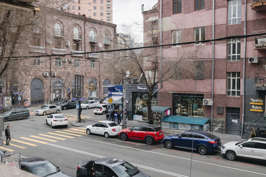 Ереван: Апартаменты 1BR/Serenity Central/Big Balcony/Self check/Keygo 44