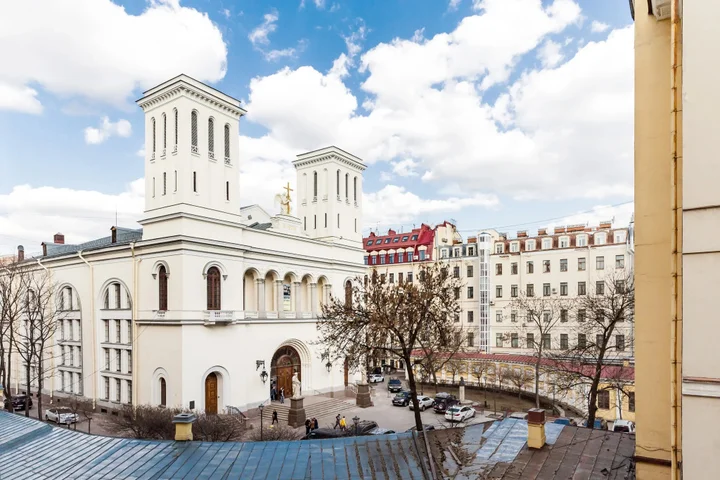 Санкт-Петербург: Апартаменты Avenue 180 кв.м с видом на Большую Конюшенную Улицу и Церковь Петра и Павла