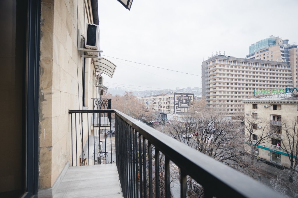 Ереван: Апартаменты 1BR: Urban Oasis/Balcony/Easy Check-In/Keygo 53