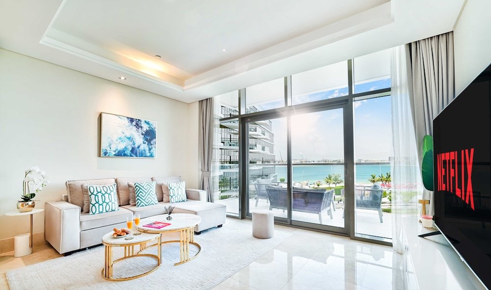 Дубай: LUX The Elegant Palm Beach Suite