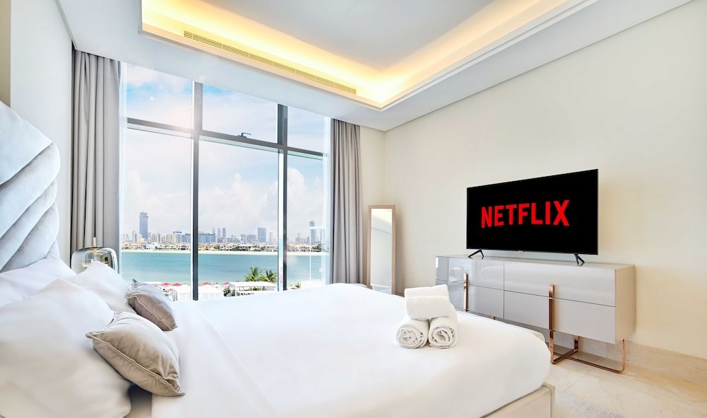 Дубай: LUX The Elegant Palm Beach Suite