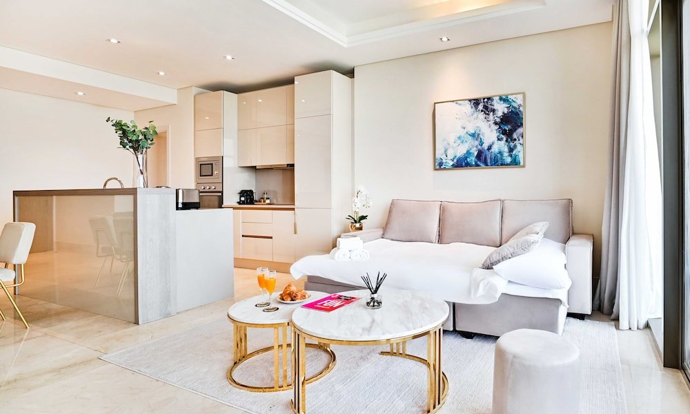 Дубай: LUX The Elegant Palm Beach Suite