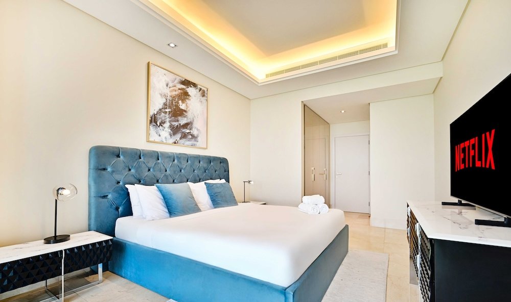 Дубай: LUX The Elegant Palm Beach Suite