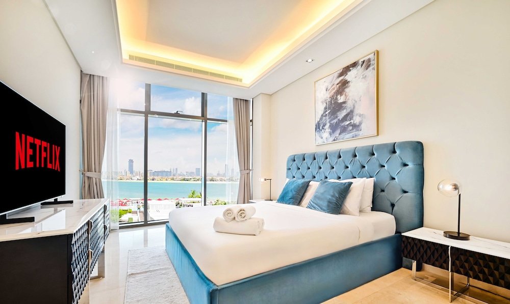 Дубай: LUX The Elegant Palm Beach Suite