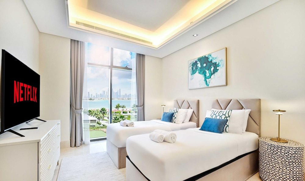 Дубай: LUX The Elegant Palm Beach Suite