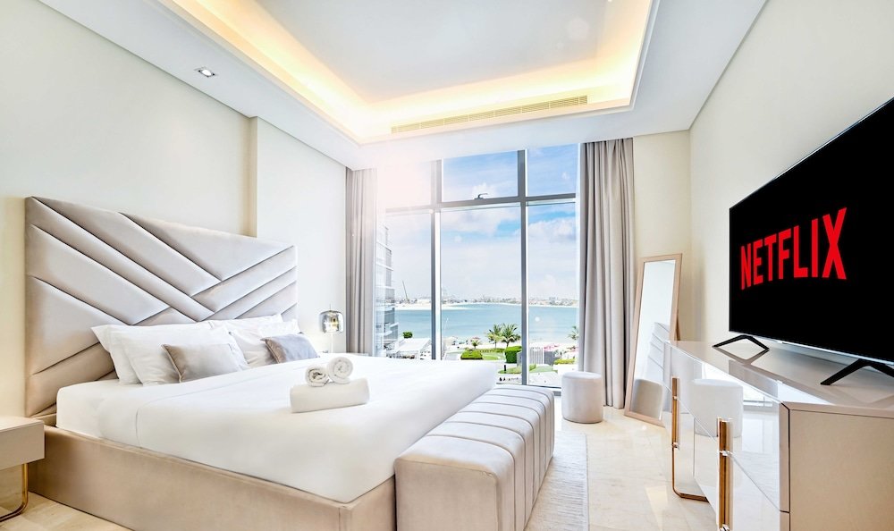 Дубай: LUX The Elegant Palm Beach Suite