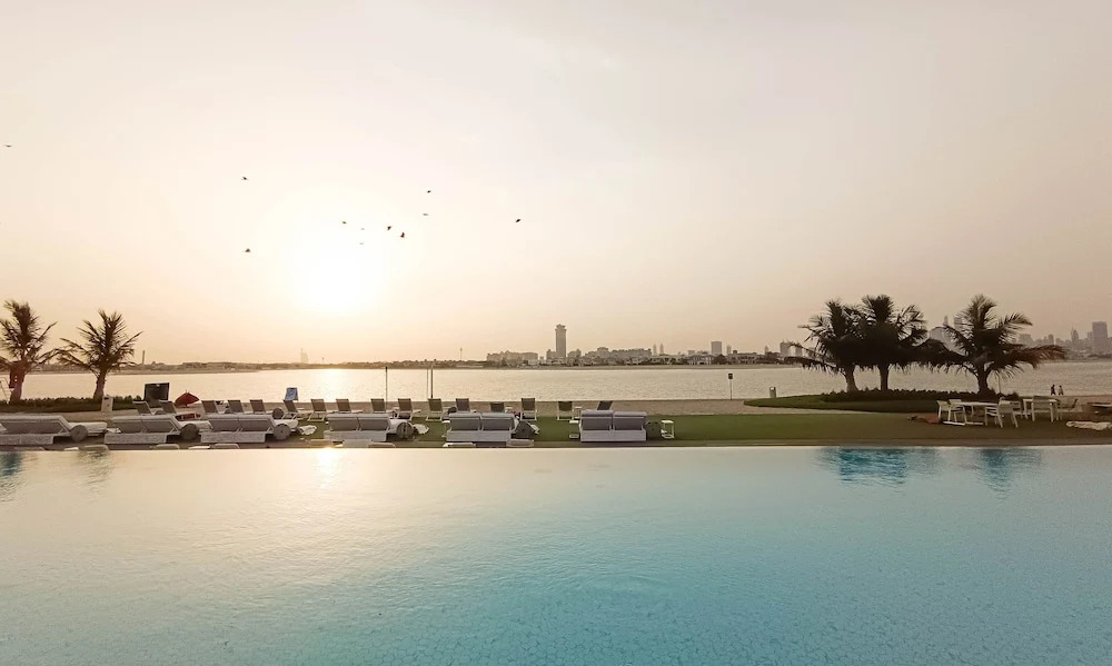 Дубай: LUX The Elegant Palm Beach Suite