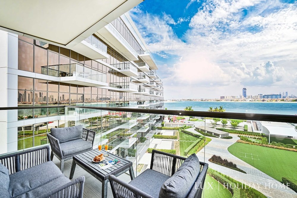 Дубай: LUX The Elegant Palm Beach Suite