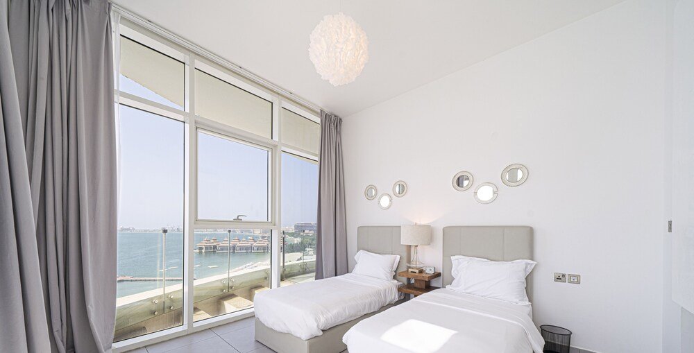 Дубай: Lavish 2BR Suite with Full Sea View