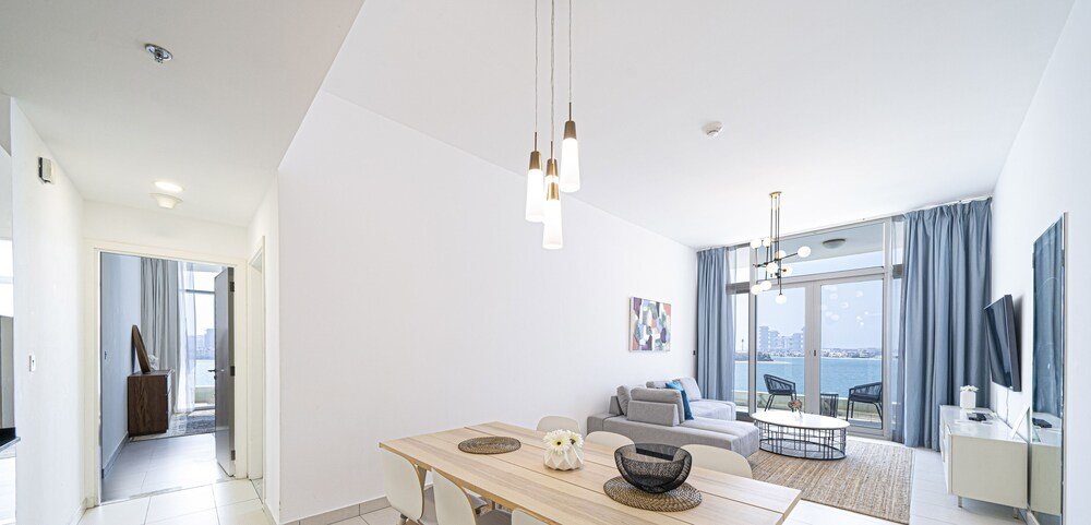 Дубай: Lavish 2BR Suite with Full Sea View
