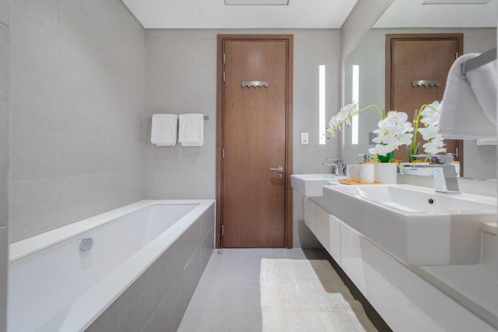 Дубай: DXB - The Atria Residences - 2007 - DT