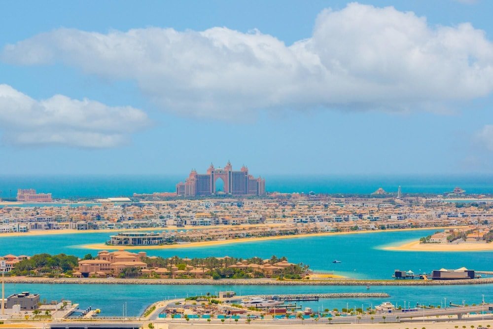 Дубай: DXB - Royal Oceanic - 2702 - DM