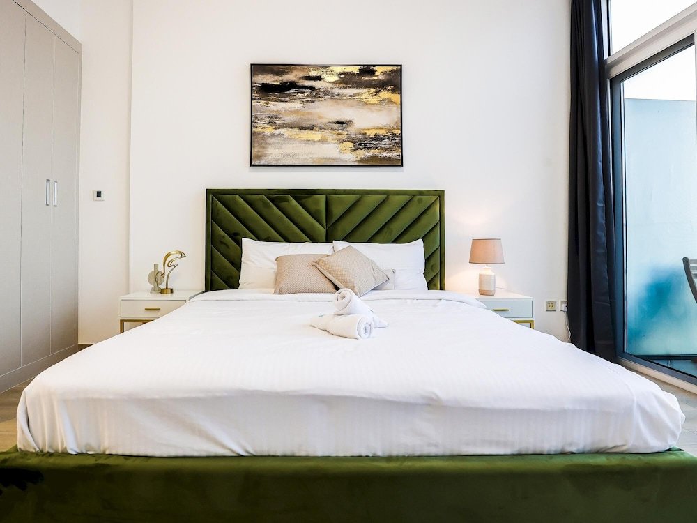 Дубай: Elite LUX Holiday Homes - Bloom Studio Luxury Meets Leisure in JVC Dubai