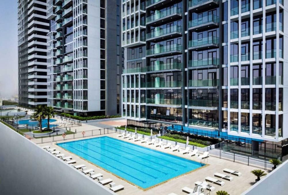 Дубай: Elite LUX Holiday Homes - Bloom Studio Luxury Meets Leisure in JVC Dubai