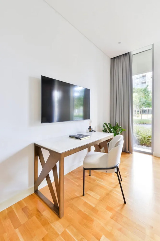 Дубай: Elegant 2BR with maids room and Ain View