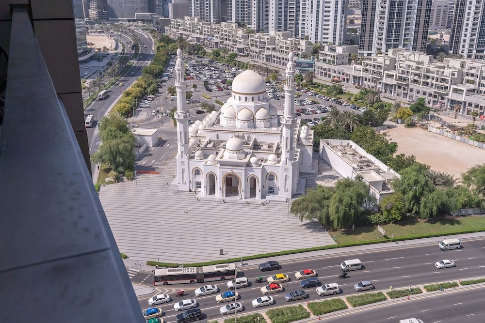 Дубай: Vogue Blvd Walk near Burj Khalifa/ Dubai Mall