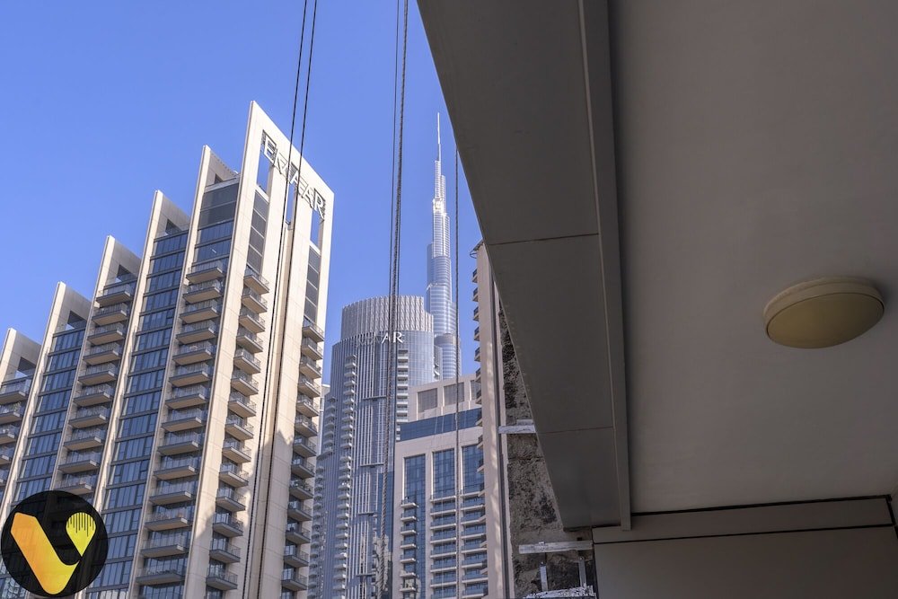 Дубай: Vogue Blvd Walk near Burj Khalifa/ Dubai Mall