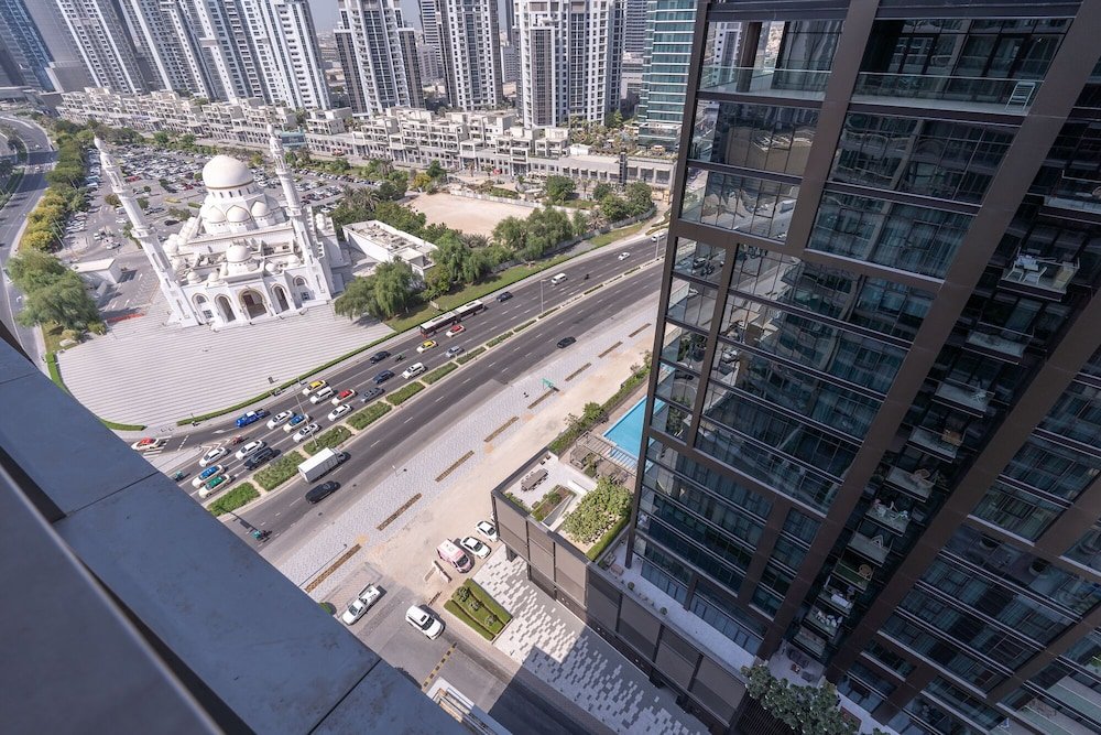 Дубай: Vogue Blvd Walk near Burj Khalifa/ Dubai Mall
