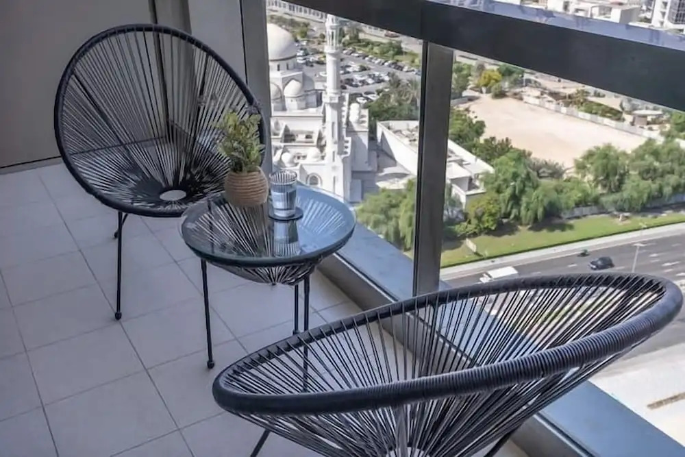 Дубай: Vogue Blvd Walk near Burj Khalifa/ Dubai Mall