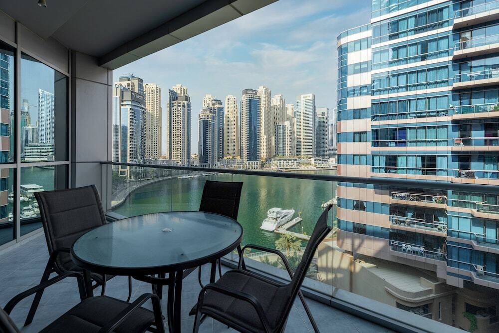 Дубай: Maison Privee - Sleek Apt with Dubai Marina Vws & Premium Facilities.