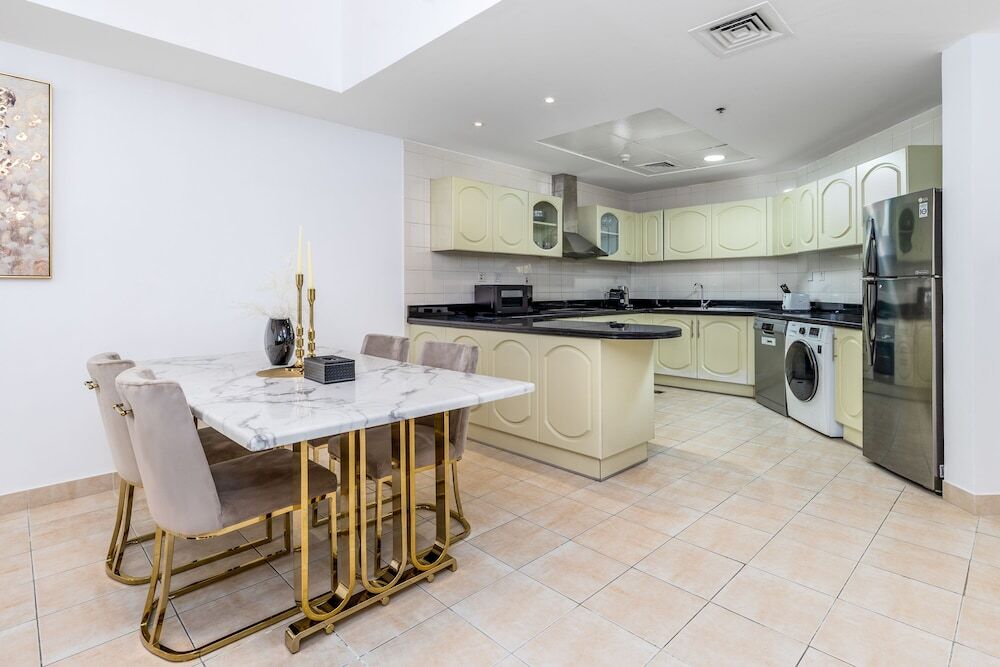 Дубай: Maison Privee - Sleek Apt with Dubai Marina Vws & Premium Facilities.