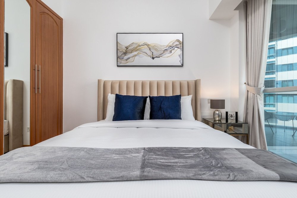 Дубай: Maison Privee - Sleek Apt with Dubai Marina Vws & Premium Facilities.