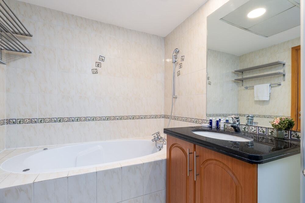 Дубай: Maison Privee - Sleek Apt with Dubai Marina Vws & Premium Facilities.