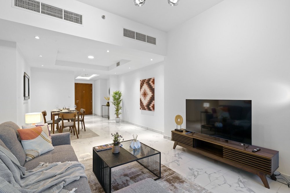 Дубай: Manzil - 1 BR Apt in Noora Tower w Canal Views