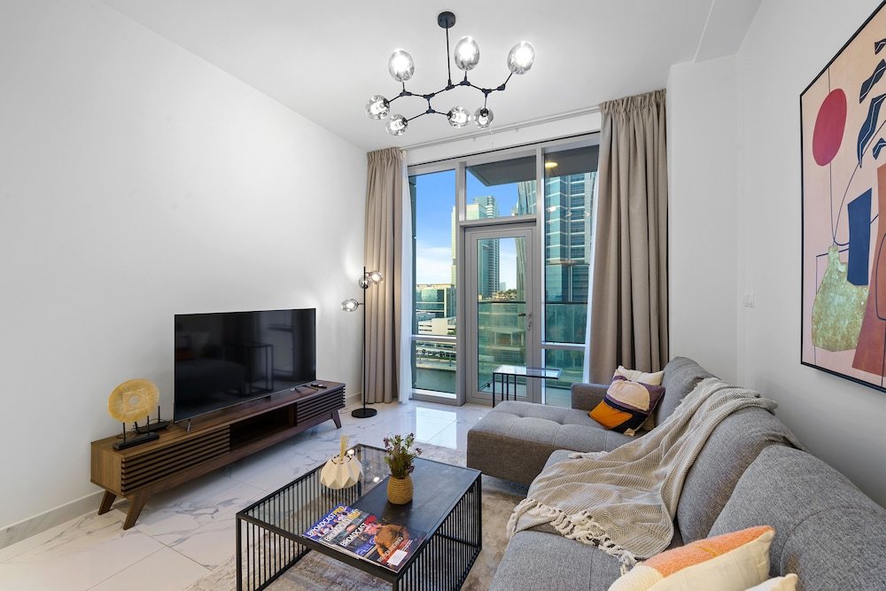 Дубай: Manzil - 1 BR Apt in Noora Tower w Canal Views