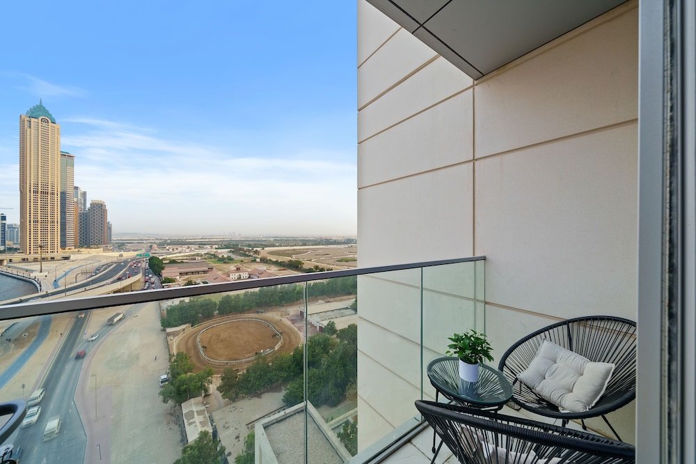Дубай: Manzil - 1 BR Apt in Noora Tower w Canal Views