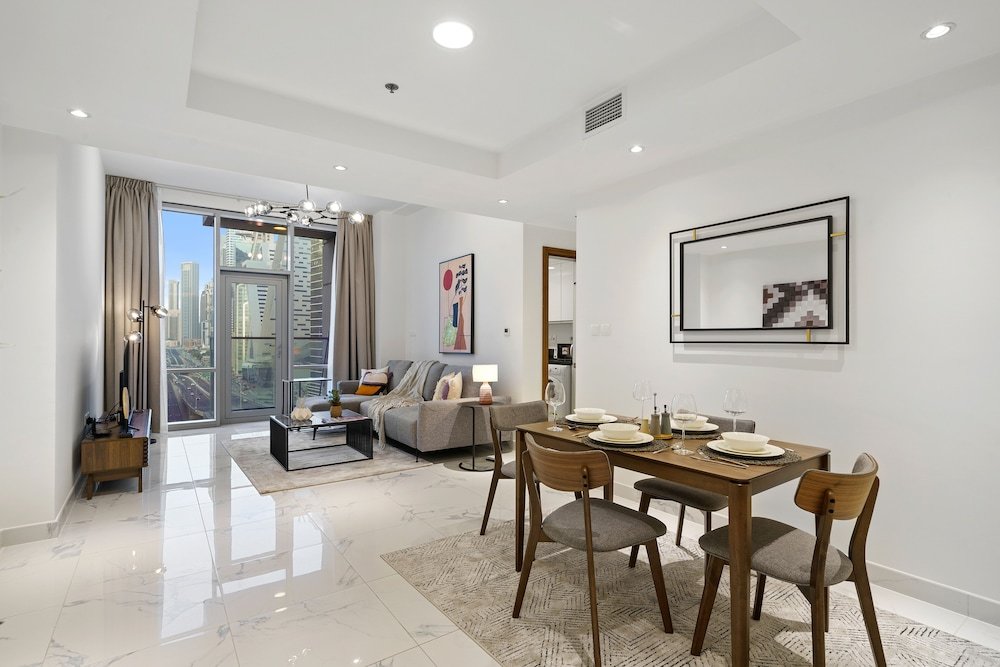 Дубай: Manzil - 1 BR Apt in Noora Tower w Canal Views