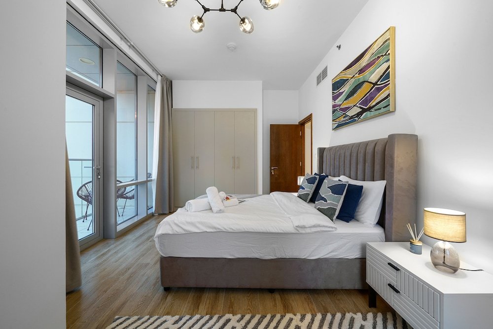 Дубай: Manzil - 1 BR Apt in Noora Tower w Canal Views
