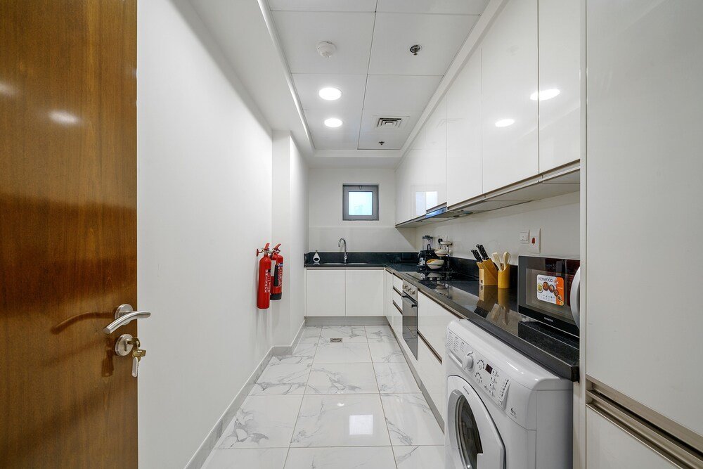 Дубай: Manzil - 1 BR Apt in Noora Tower w Canal Views