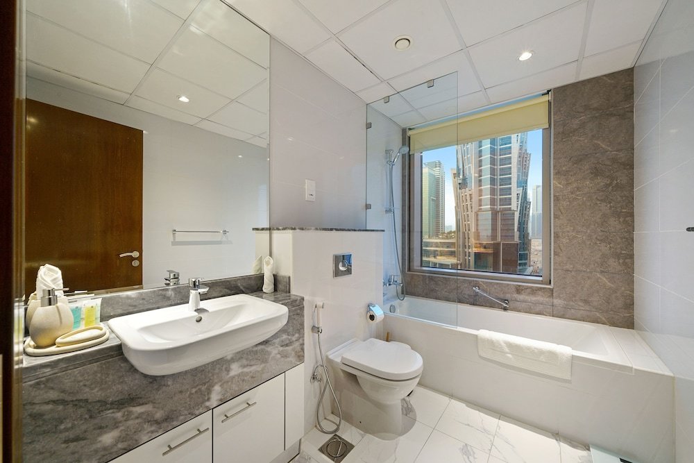 Дубай: Manzil - 1 BR Apt in Noora Tower w Canal Views