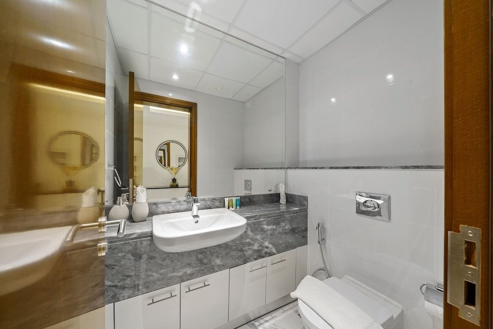 Дубай: Manzil - 1 BR Apt in Noora Tower w Canal Views