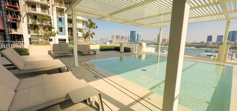Дубай: Aya - Beachfront Apartment With all Amenities and Pool