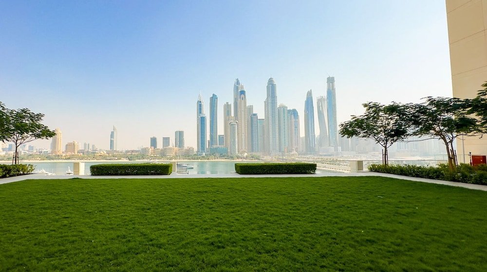 Дубай: Aya - Beachfront Apartment With all Amenities and Pool