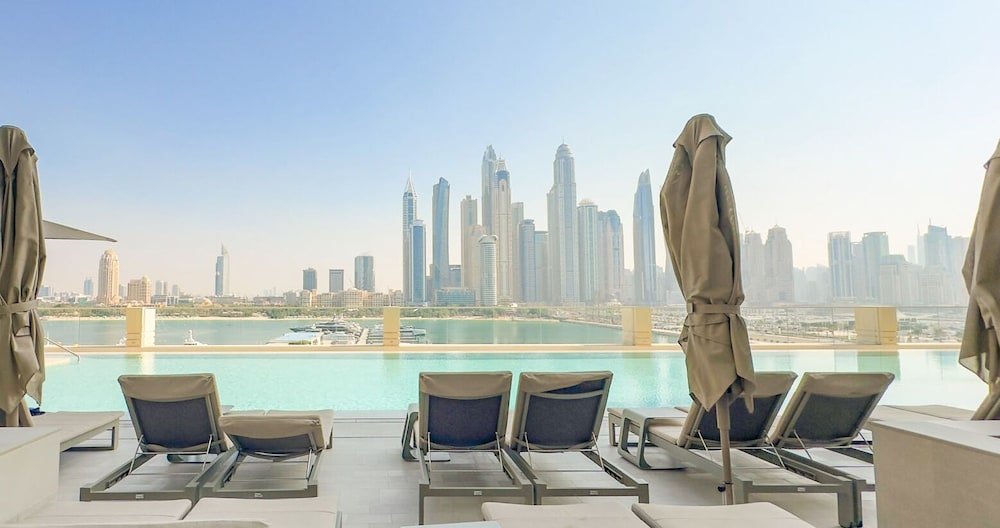 Дубай: Aya - Beachfront Apartment With all Amenities and Pool