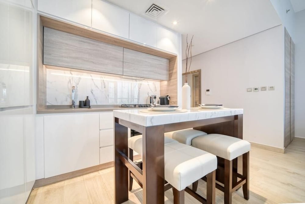 Дубай: Bright Studio With Mesmerizing Canal and City View