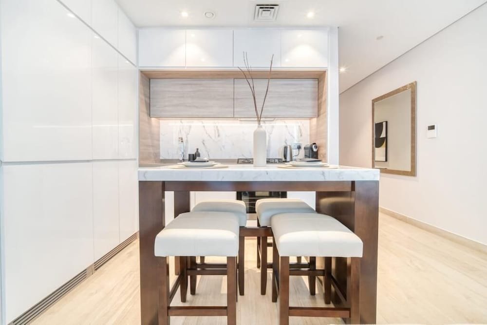 Дубай: Bright Studio With Mesmerizing Canal and City View