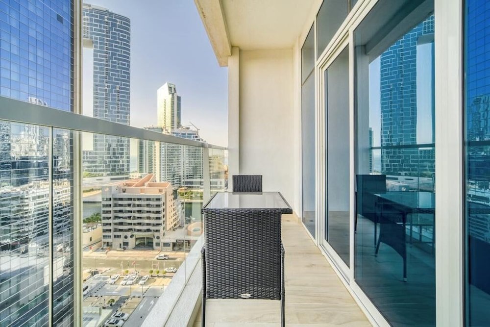 Дубай: Bright Studio With Mesmerizing Canal and City View