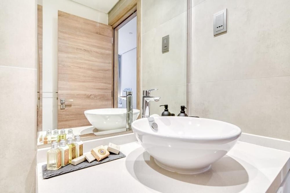 Дубай: Bright Studio With Mesmerizing Canal and City View
