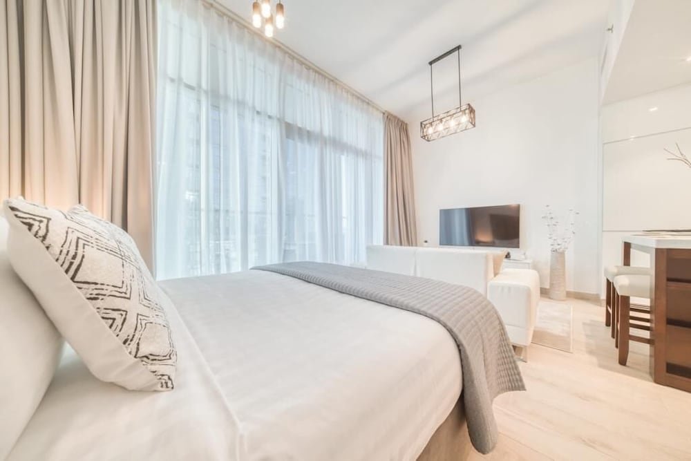 Дубай: Bright Studio With Mesmerizing Canal and City View