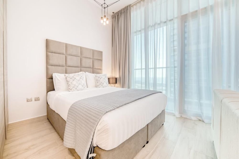 Дубай: Bright Studio With Mesmerizing Canal and City View