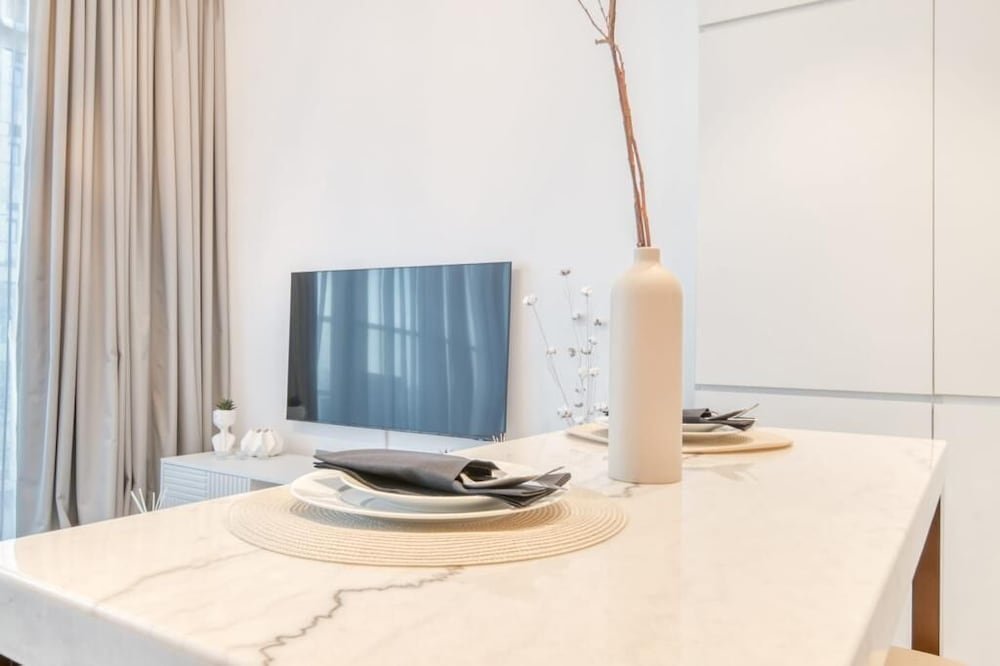 Дубай: Bright Studio With Mesmerizing Canal and City View