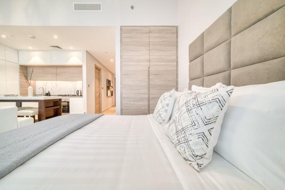 Дубай: Bright Studio With Mesmerizing Canal and City View