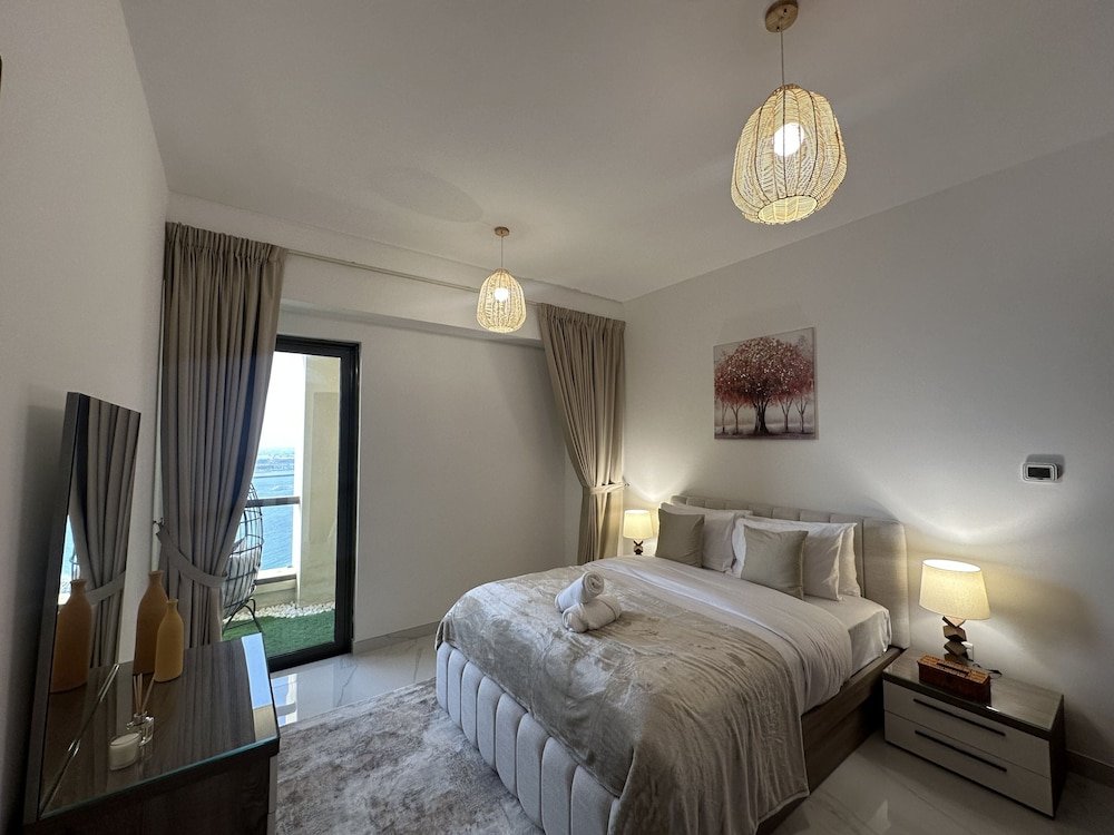 Дубай: Manzil - Modern 3BR Home in JBR, Beach Front